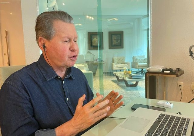 ‘Ou o presidente retrocede ou levará o Brasil a uma posição extrema’, diz Arthur Virgílio em reunião da Executiva Nacional do PSDB