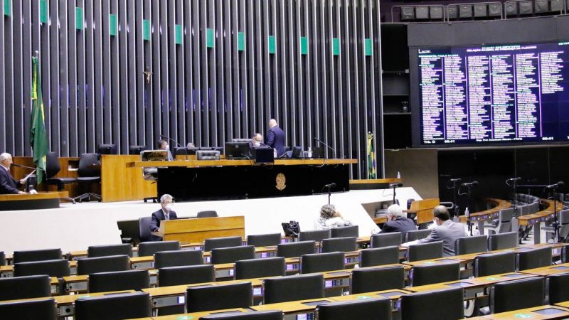 Câmara aprova projeto que anula multa por atraso de guia do FGTS