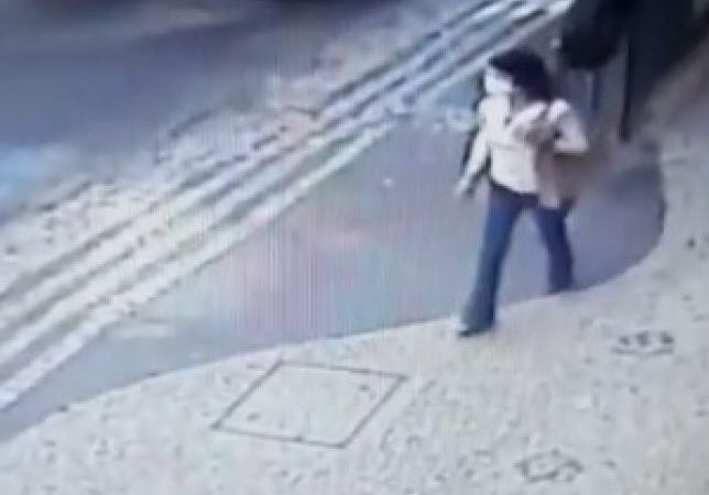 Jovem é atingida após pneu de carro escapar. Veja Vídeo: