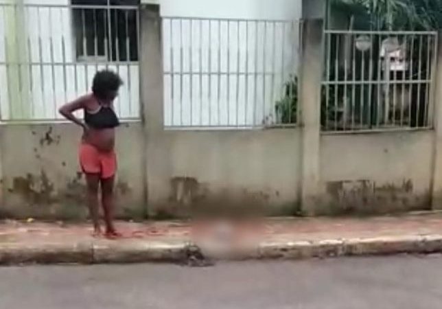 Mulher dá à luz em frente à maternidade e bebê fica caída na calçada. Veja Vídeo: