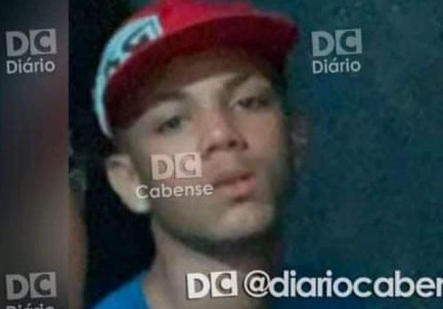 Vídeo mostra momento em que este rapaz é brutalmente assassinato a tiros dentro de casa. Veja Vídeo: