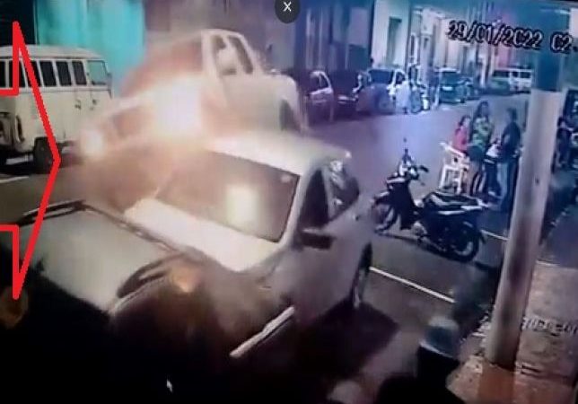 Motorista supostamente bêbado atropela várias pessoas e colide com dois carros no Centro de Manaus. Veja Vídeo: