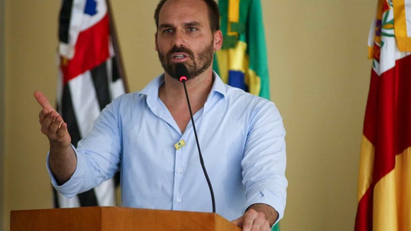 Eduardo Bolsonaro põe padrinho de casamento em cargo de chefia de Ministério.