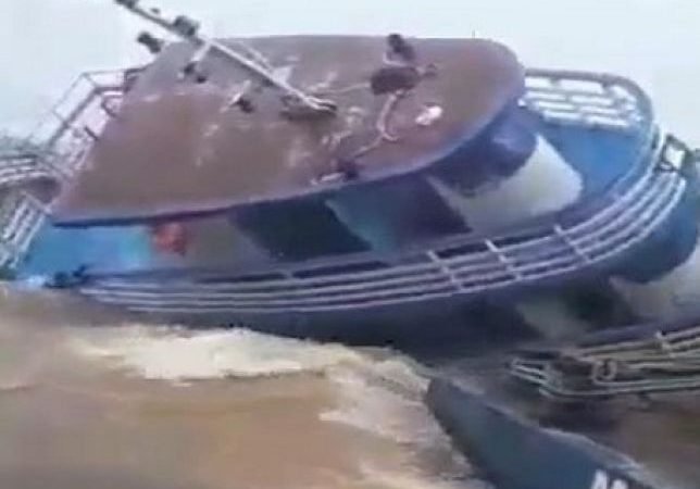 Chuvas e ventos fortes provocam naufrágio de barco empurrador no Rio Madeira na manhã desta sexta-feira. Veja Vídeo: