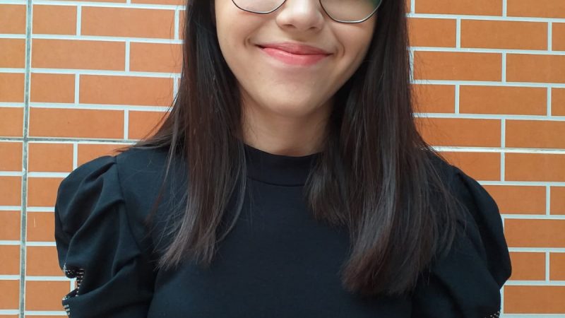 Jovem escritora lança seu primeiro livro aos 21 anos, escrito durante pandemia