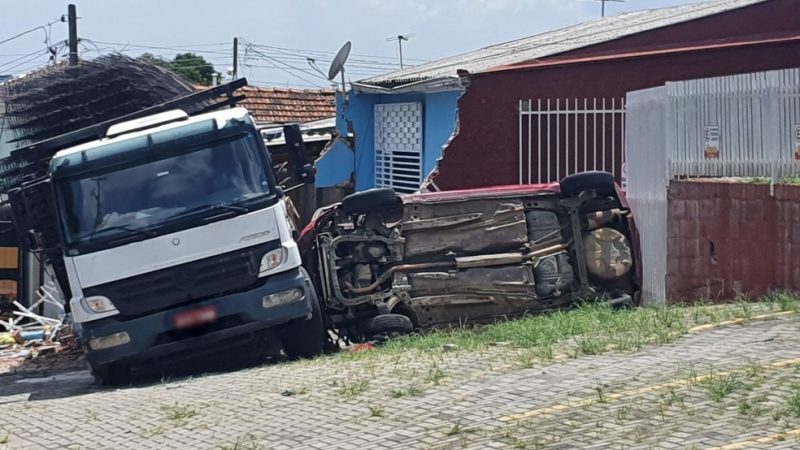 Caminhão bate em dois carros e invade casa com grupo de crianças.