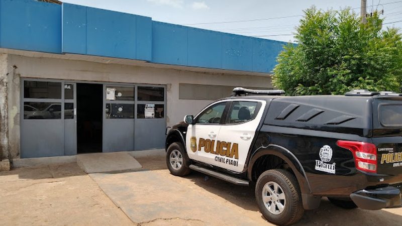 Homem é preso em flagrante após agredir a esposa e atear fogo em casa.