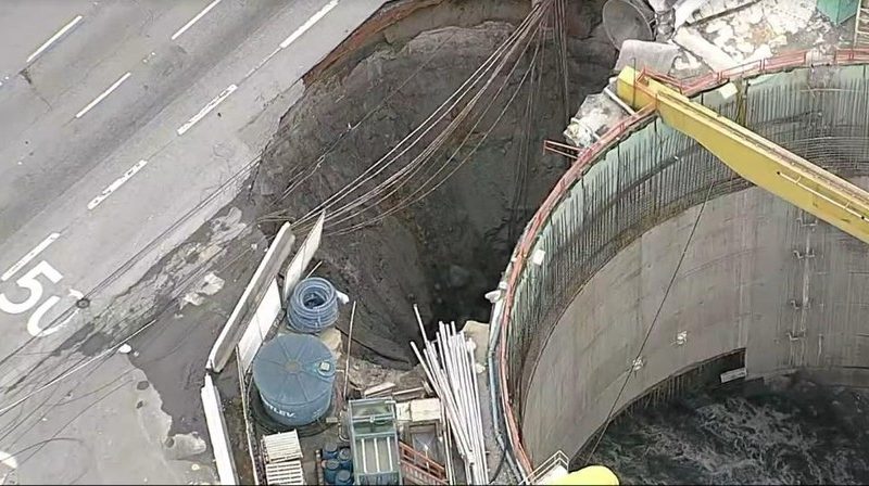 Obra do Metrô cede asfalto e abre cratera na Marginal Tietê em SP.