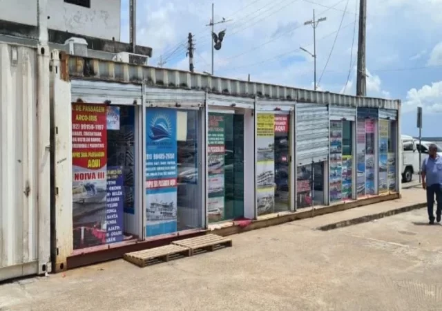 Contêineres instalados pela prefeitura abrigam vendedores de passagens fluviais da Manaus Moderna