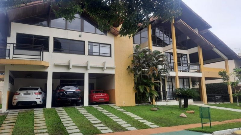 Proprietária de casa de luxo é autuada por ‘gato’ de energia.