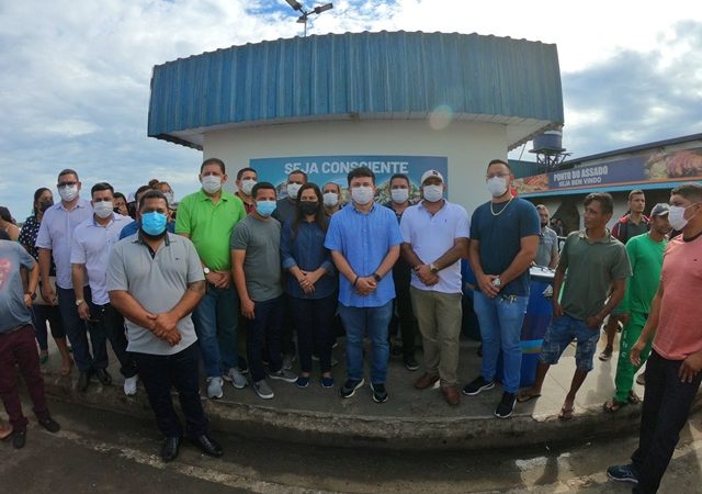 Prefeitura de Coari entrega bote e coletores de lixo em nova fase da campanha de limpeza da cidade