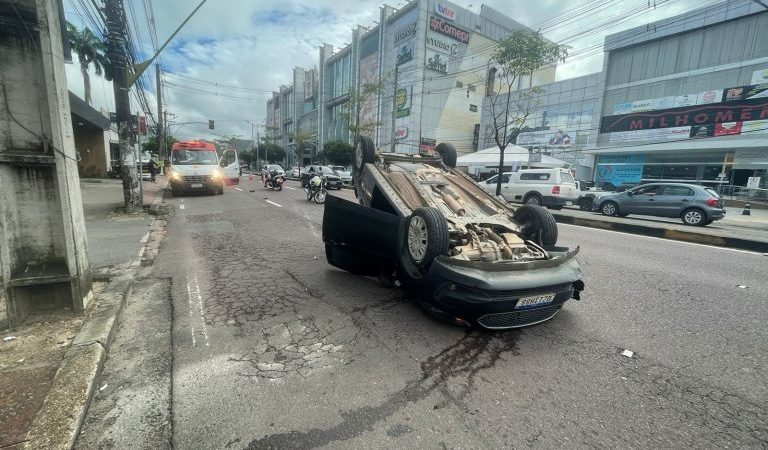 Em alta velocidade, veículos se chocam e causam grave acidente na Djalma Batista