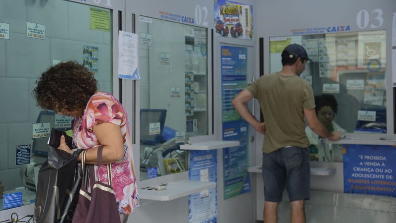 Trabalhadores poderão sacar até R$ 1 mil de contas do FGTS