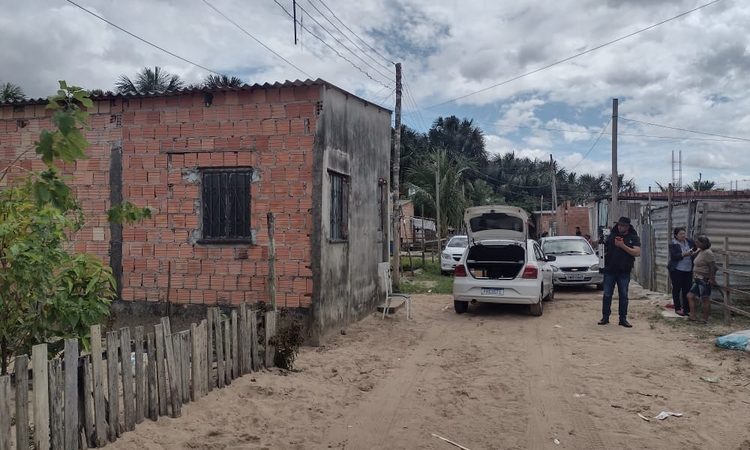 Homem é assassinado a tiros dentro da própria casa em Manaus