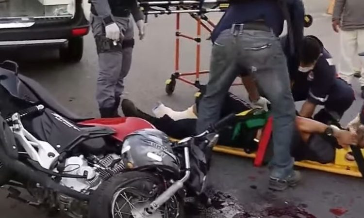 Acidente entre motocicleta em alta velocidade e carro, deixa homem gravemente ferido no Parque das Laranjeiras