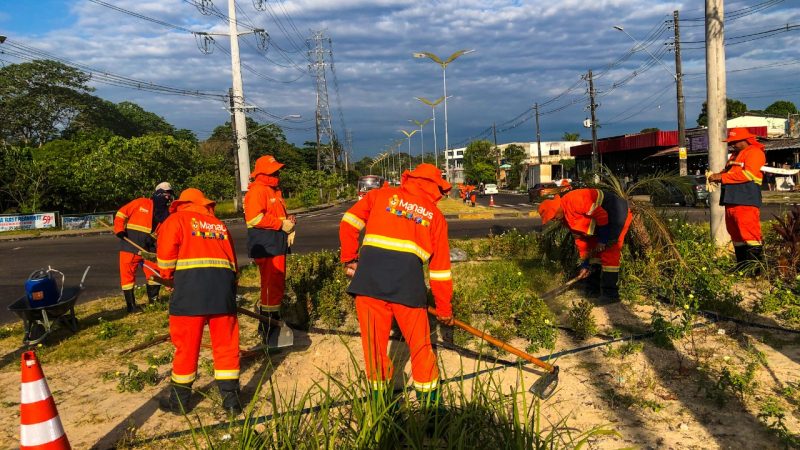 Prefeitura de Manaus realiza grande ação de limpeza na alameda Alphaville