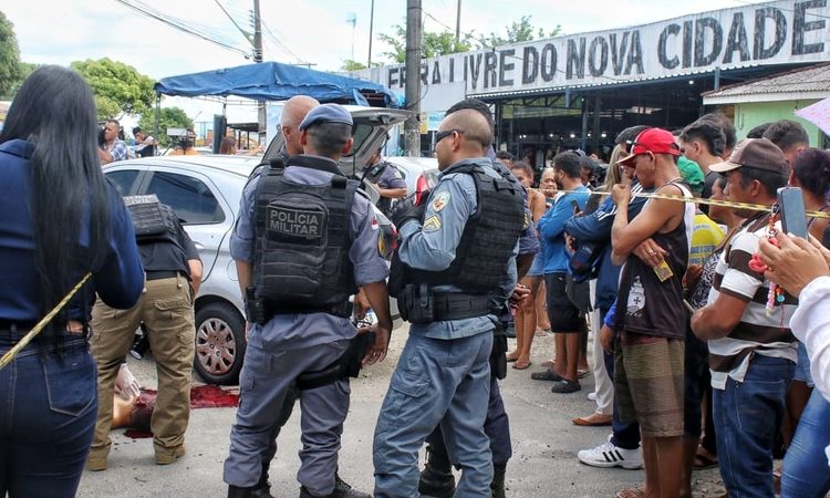 Homem é assassinado a tiros enquanto andava por feira de Manaus
