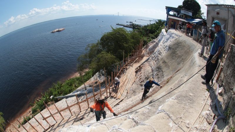 Equipes de obras da Prefeitura de Manaus utilizam técnicas de rapel para conter erosão