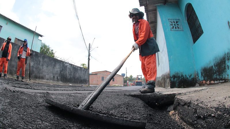 Programa Asfalta Manaus recupera 50 ruas do bairro Novo Israel, na zona Norte